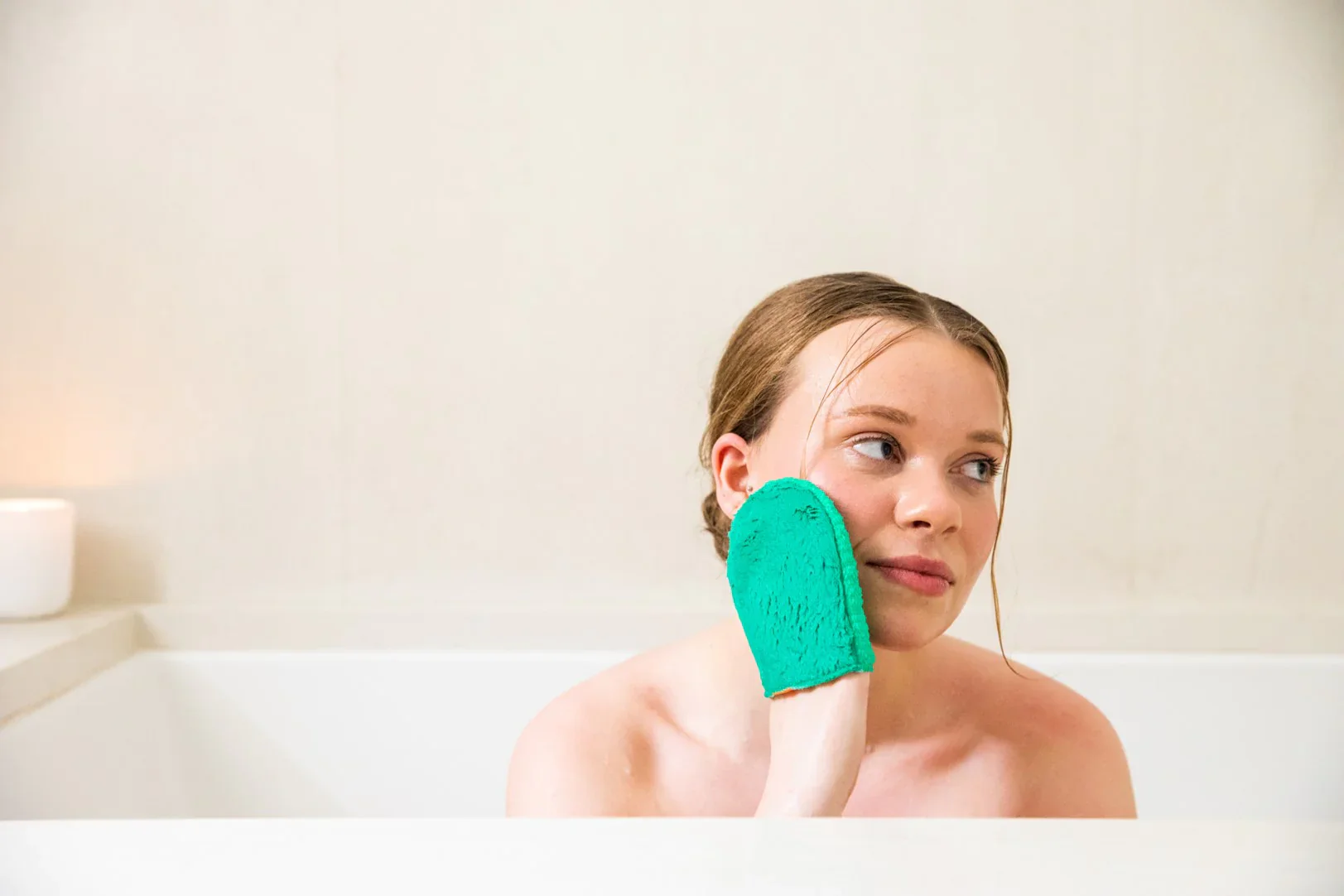 Bath and Body Sensitive Skin Dual-Texture Facial Mitt - Image 4