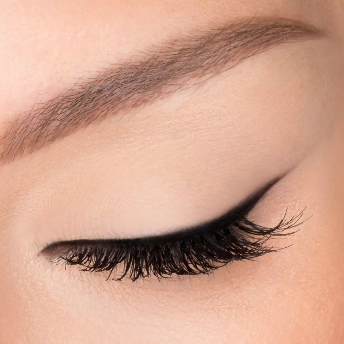 Dual Edge Eyeliner - Image 4